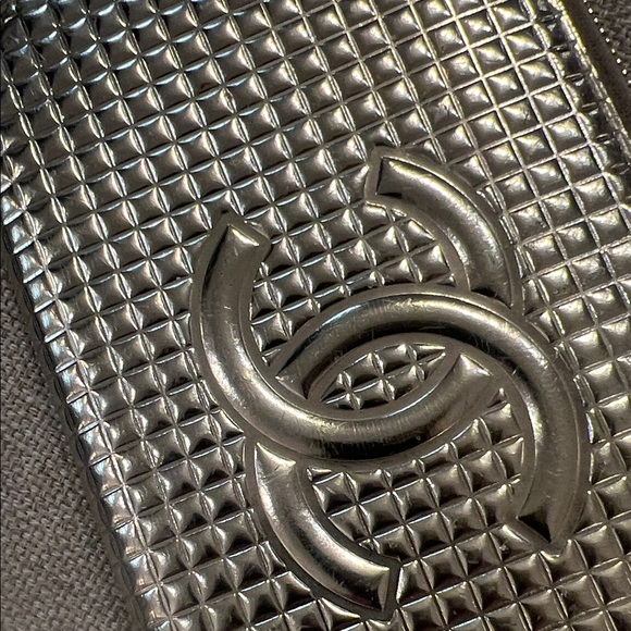 CHANEL Quilted Silver Accessory Case - Picture 2 of 16